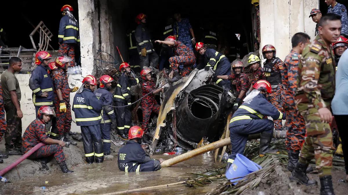 2025-07-21T143047Z_1480028024_RC22RFAJFITR_RTRMADP_3_BANGLADESH-CRASH