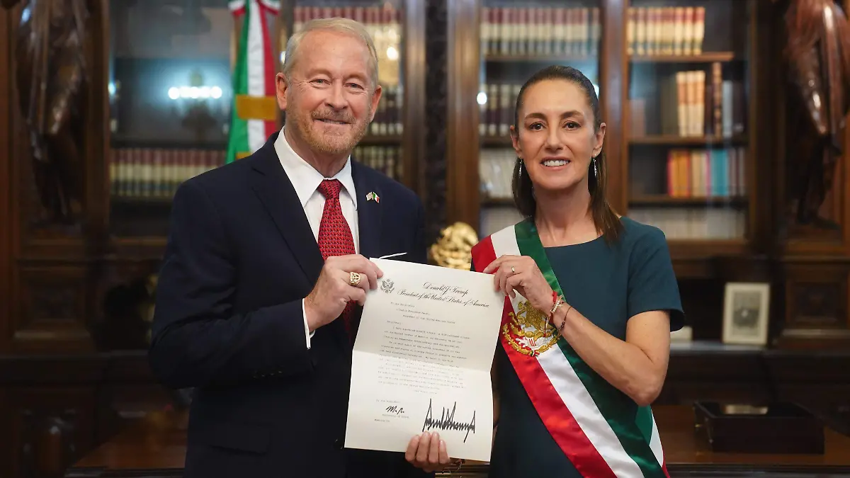 Ronald Johnson y Claudia Sheinabum