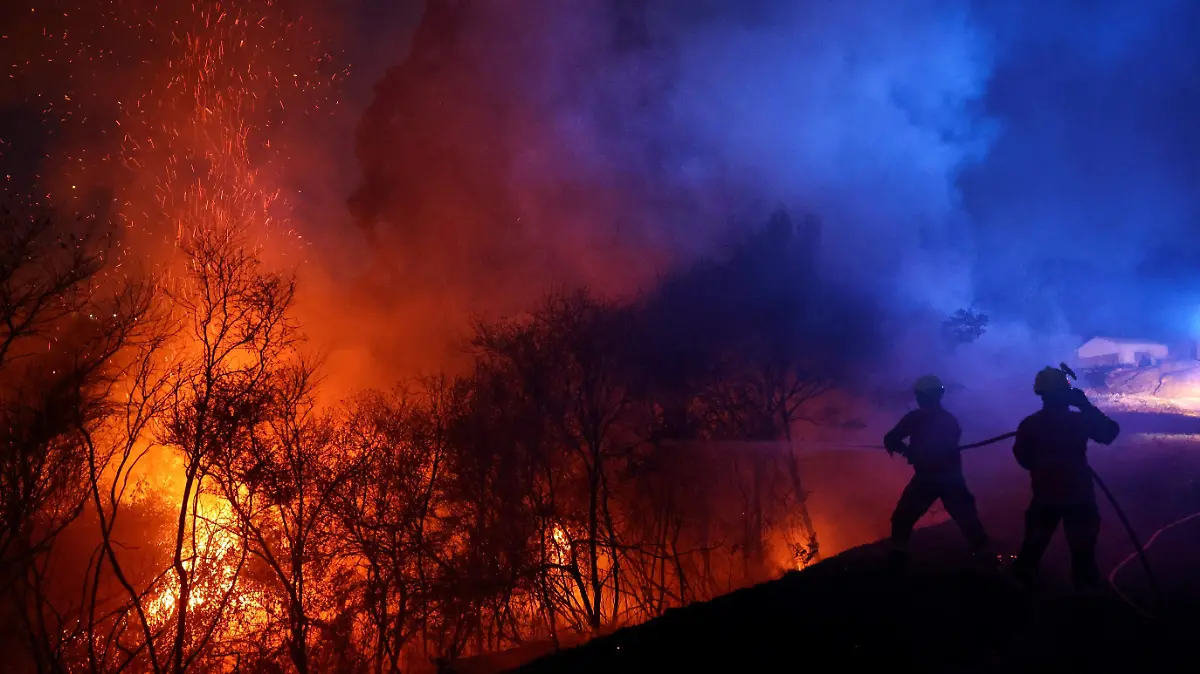 2025-08-16T092612Z_1780112720_RC248GANQS11_RTRMADP_3_EUROPE-WEATHER-SPAIN-WILDFIRE