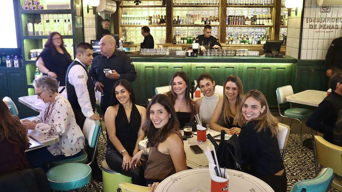 Grupos de amigas y amigos acuden a vivir la experiencia