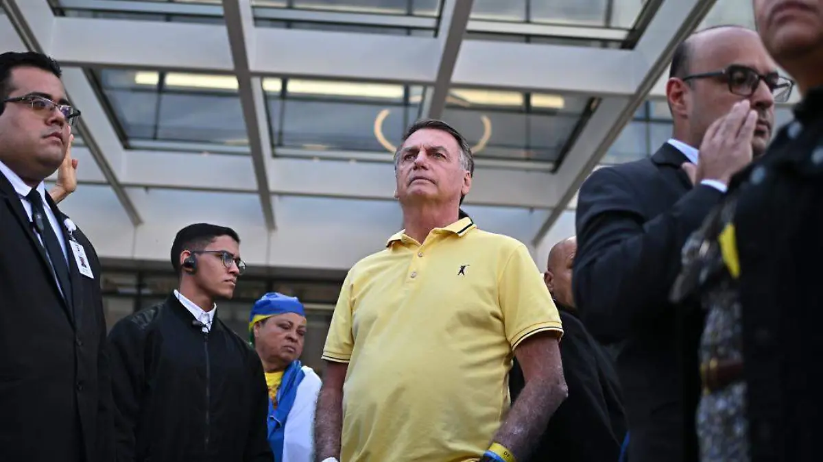 Jair Bolsonaro tendría planeado pedir asilo político a Argentina por el motivo de persecución