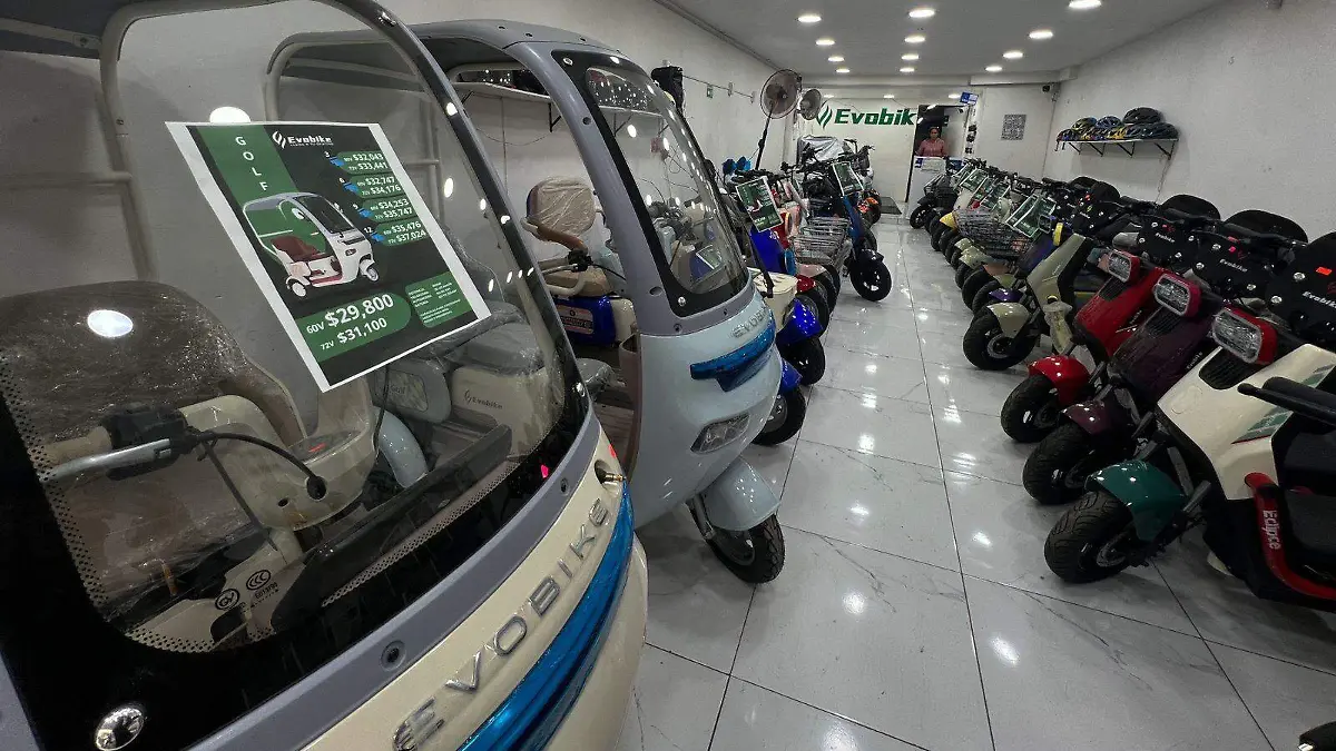 Tiendas de motos eléctricas chinas desplazan comercios en el Centro Histórico de CDMX