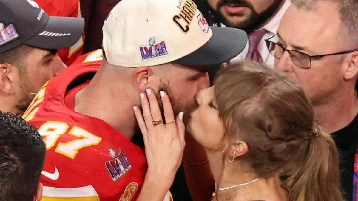 2025-08-26T173311Z_1858111970_RC2R06A3OGKU_RTRMADP_3_MUSIC-TAYLOR-SWIFT-ENGAGEMENT (1)