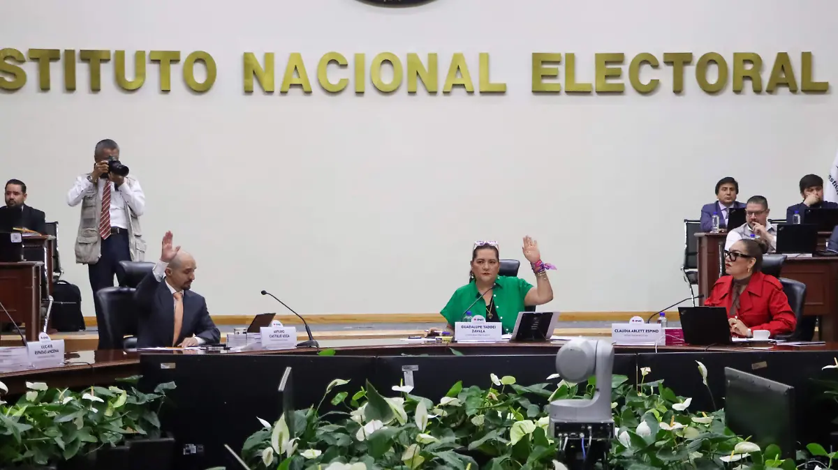 Sesión extraordinaria  del día y entrega de constancias a jueces y Magistrados-13