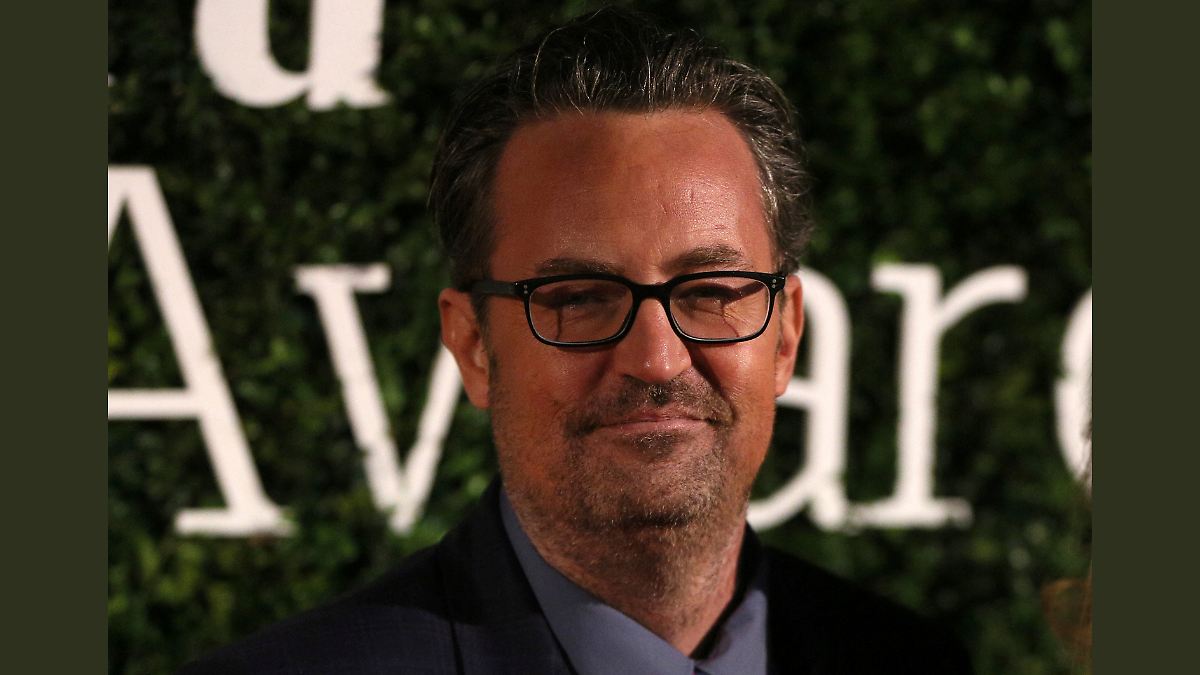 Subastan objetos personales de Matthew Perry para combatir adicciones