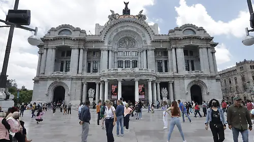 LARGA FILA EN BELLAS ARTES-6