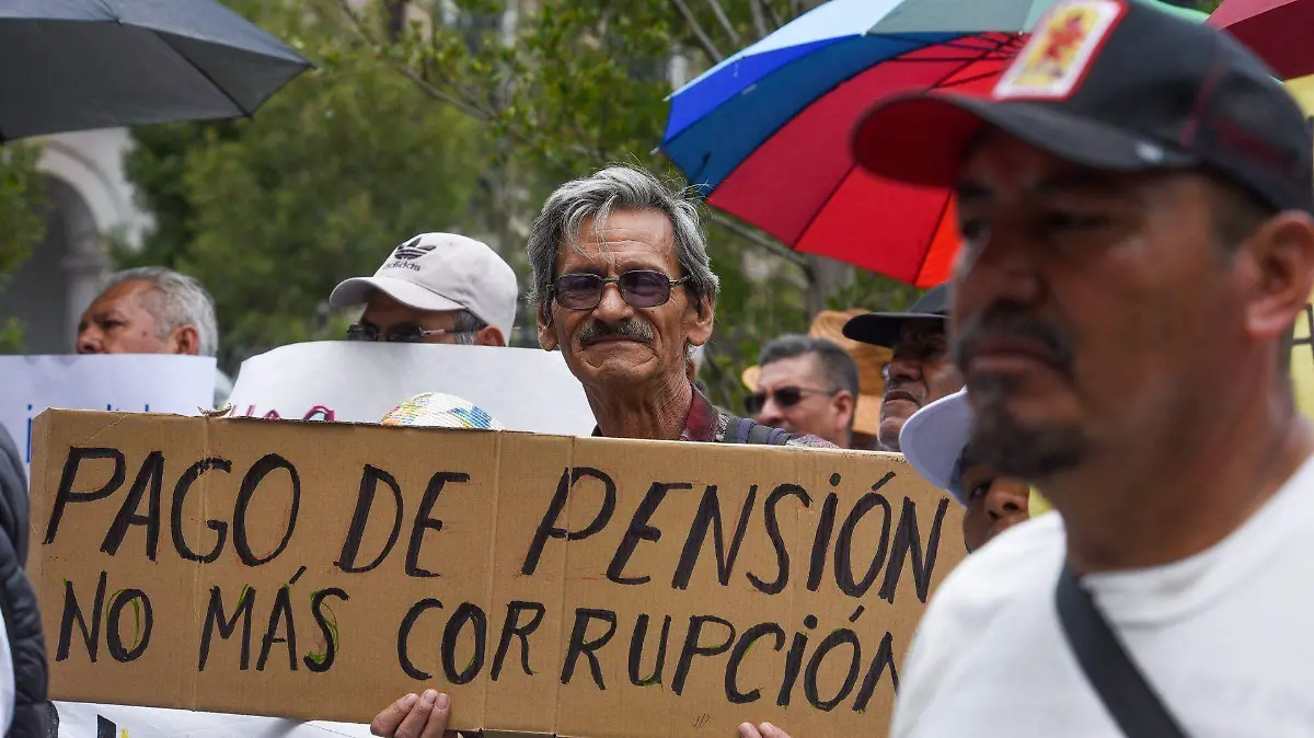 938425_Pensionados exigen pagos_web