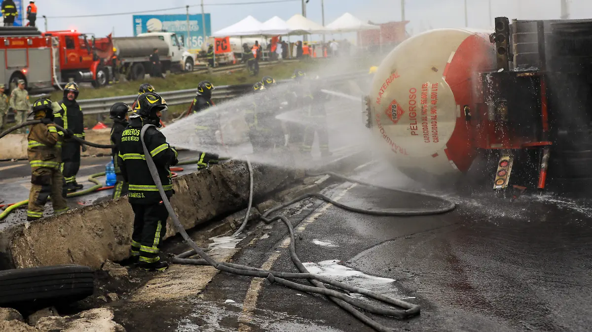 Después  del incendio de una pipa de gas y varios vehículos-17