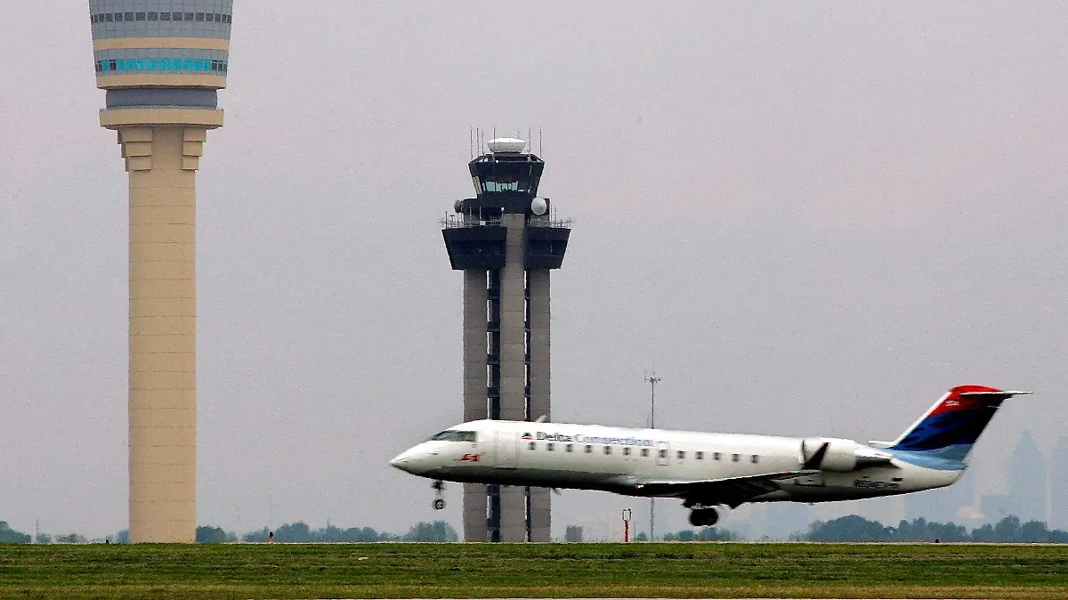 2025-09-09T180032Z_748008609_RC2HOGA5WACH_RTRMADP_3_USA-AIRLINES