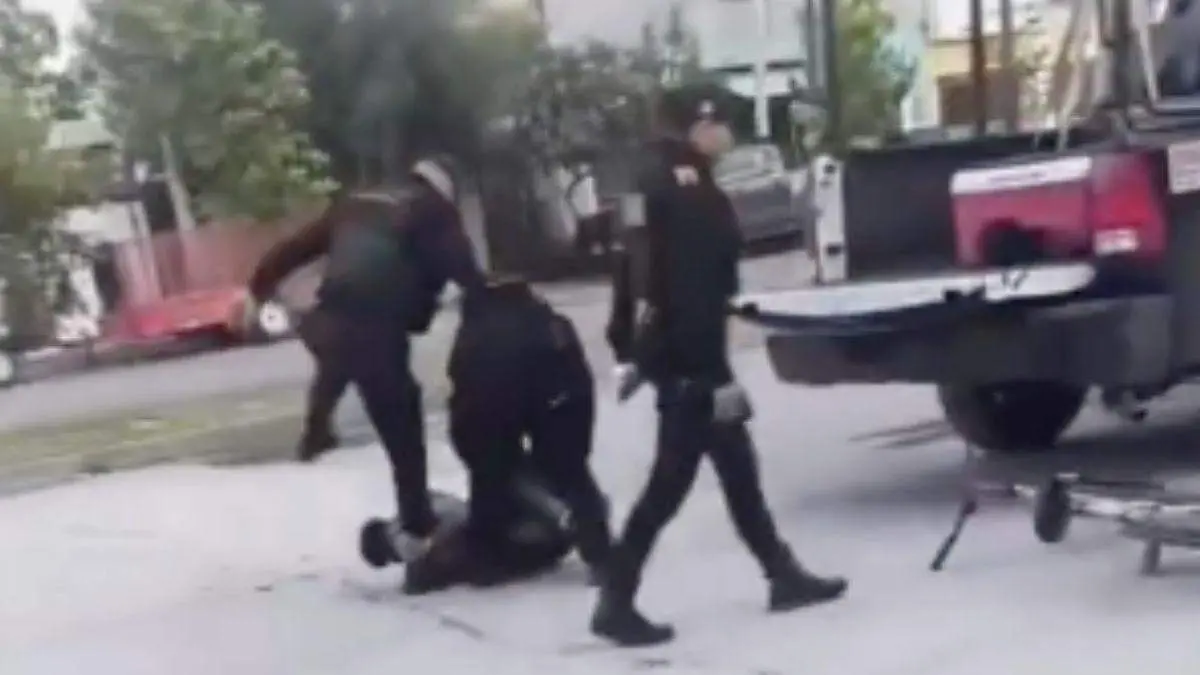 policias agreden a joven en NL