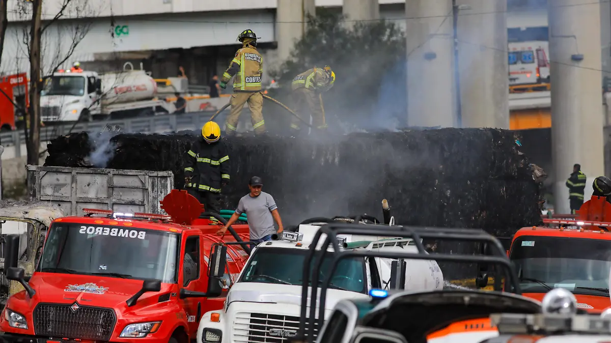 Después  del incendio de una pipa de gas y varios vehículos-10