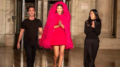 02 INT GRANDE_Los diseñadores internos Laura Kim y Fernando García, en la imagen junto a la modelo Bella Hadid, son la parte creativa de la firma Óscar de la Renta_EFE_Miguel Rajmil