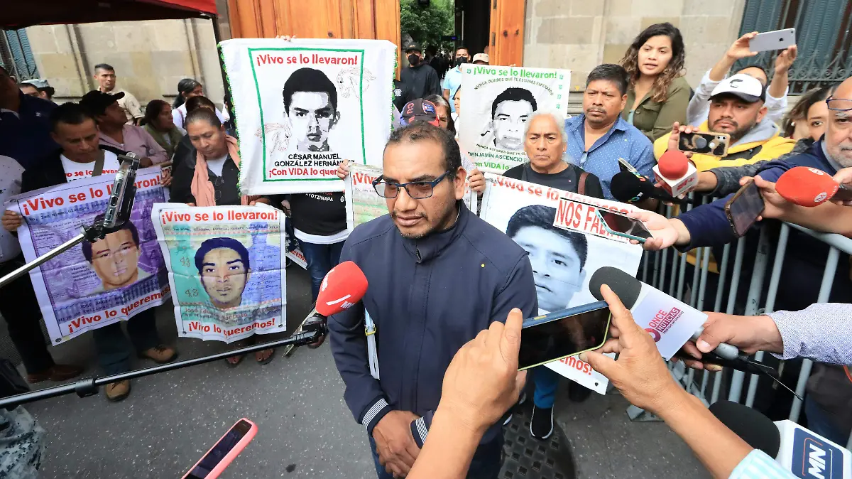VIDULFO ROSALES Y PADRES AYOTZINAPA -01