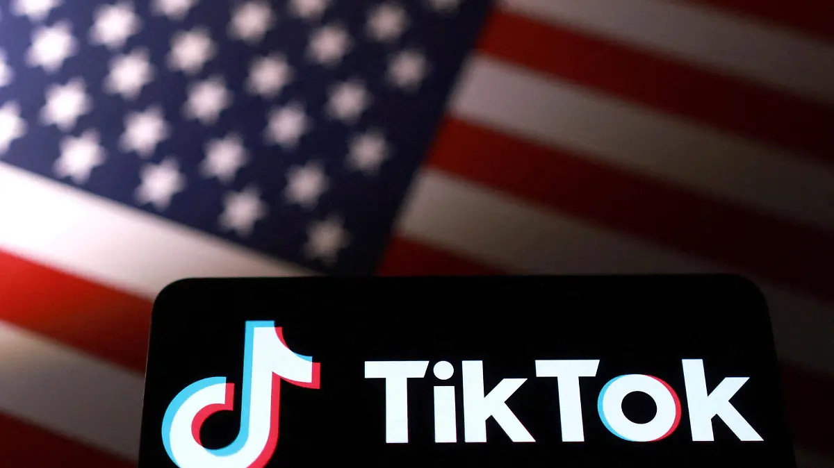 2025-09-25T172431Z_599474721_RC2KYGAZVVMF_RTRMADP_3_USA-TRUMP-TIKTOK