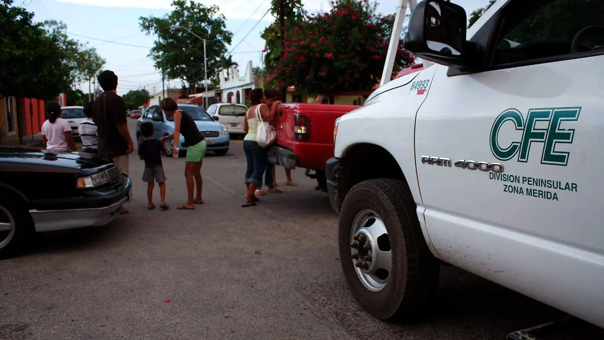 259732_Trabajadores CFE Acorralados Vecinos_web