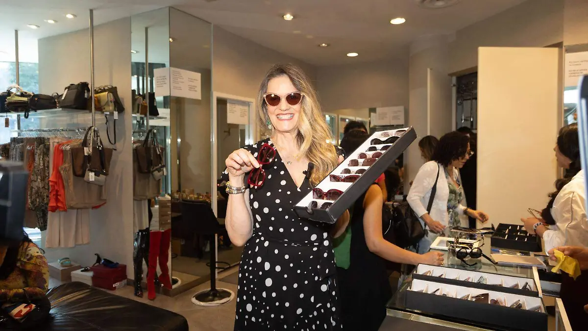 Rebecca de Alba abre la venta anual de su fundación 