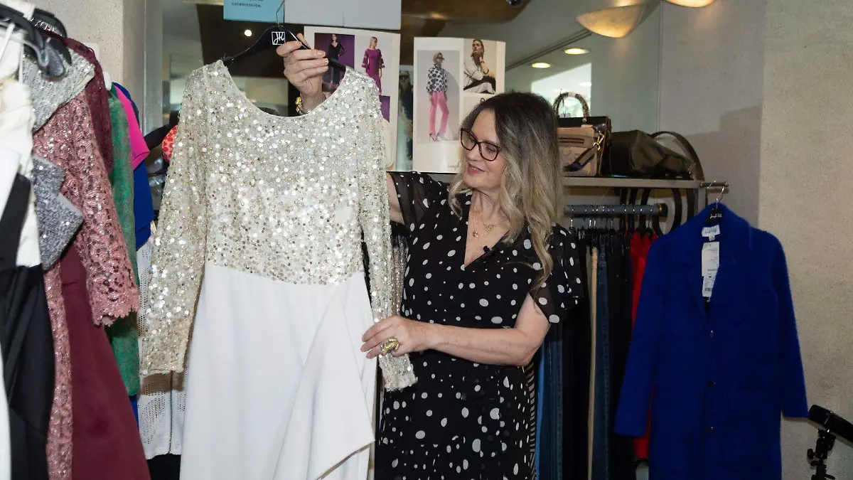Rebecca de Alba abre la venta anual de su fundación 