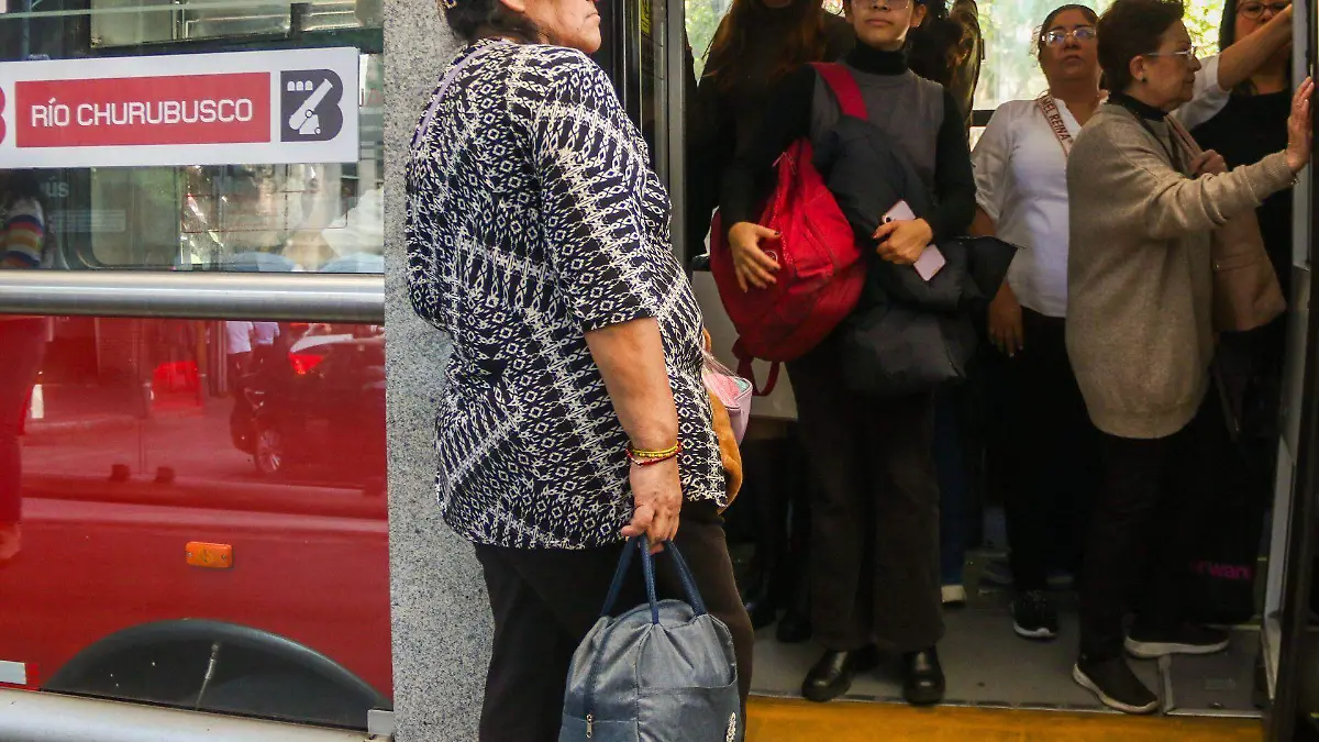 1015746_Metrobús estación Río Churubusco_web