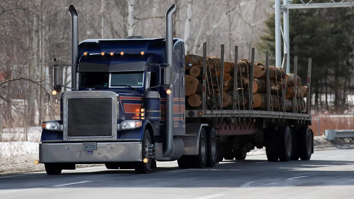 2025-09-30T024807Z_347640581_RC2FCDAFO4SV_RTRMADP_3_USA-TRUMP-TARIFFS-LUMBER