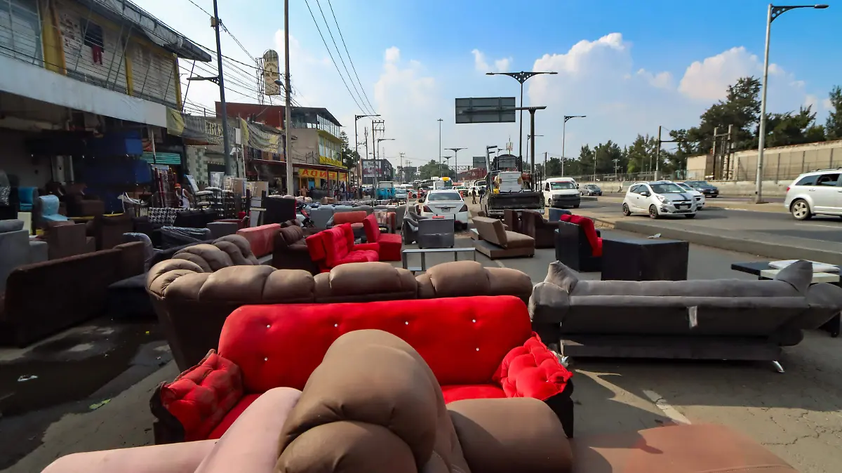 Mueblerías  de la  Calzada Zaragoza, invaden  carril de baja velocidad ,  para secar sus muebles , al ser afectado por la fuertes lluvias-02