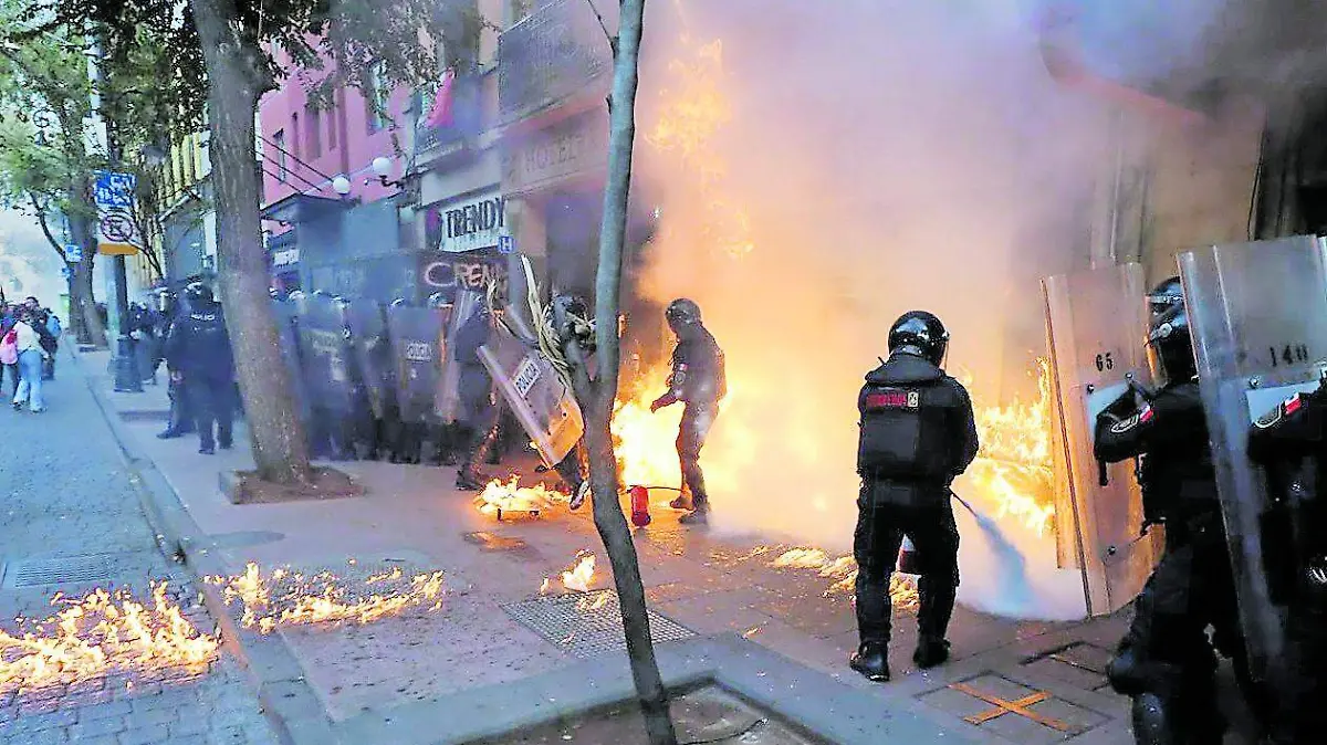 POLICIAS HERIDOS MARCHA 2 DE OCTUBRE ROMINA SOLIS (1)_CMYK