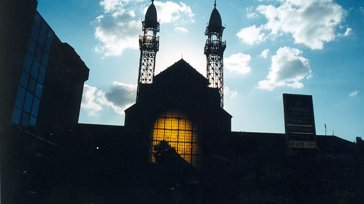 Alfredo Coria, [Fachada del Museo Universitario del Chopo a contraluz], 2000,  Fotografía, 10.1 x 15.2, Fondo Museo Universitario del Chopo