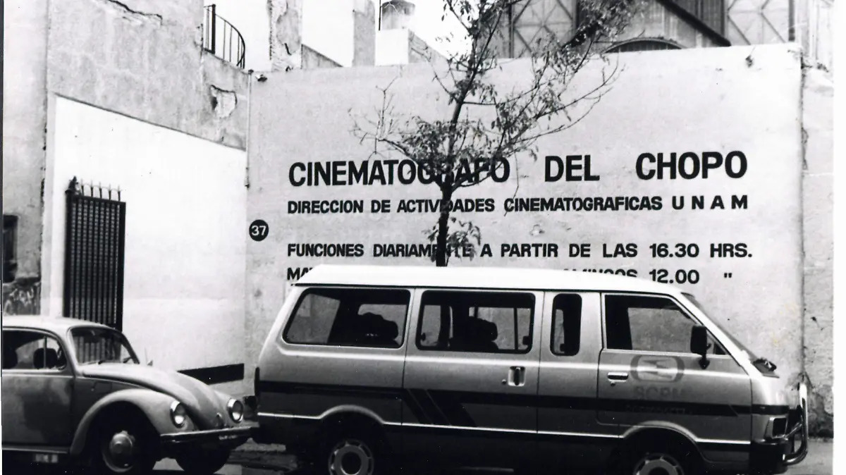 Autoría no identificada, [Exterior del Cinematógrafo del Chopo], 1994, Fotografía, 10.1 x 15.2 cm Fondo Museo Universitario del Chopo