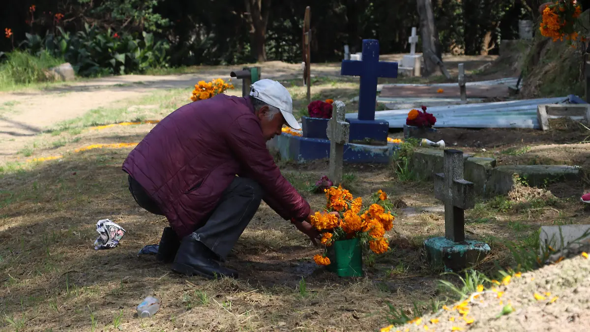 Rinden homenaje a personas no identificadas en la fosa común del Panteón Civil de Dolores-2