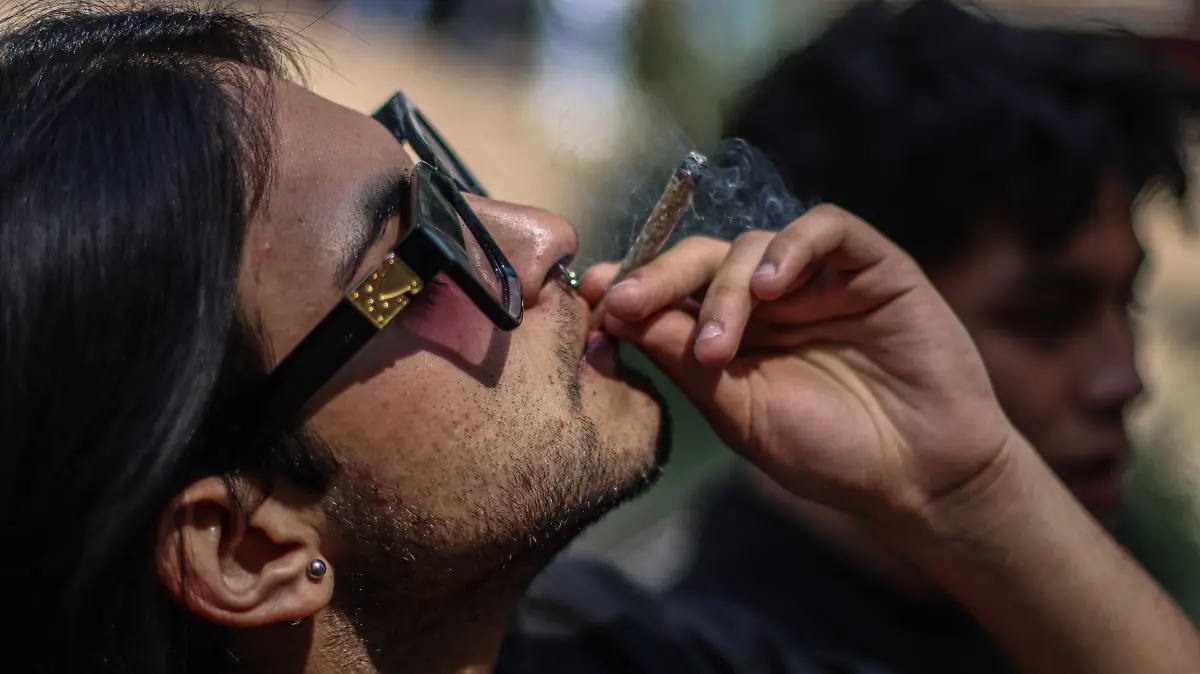 PERSONAS FUMANDO (5)