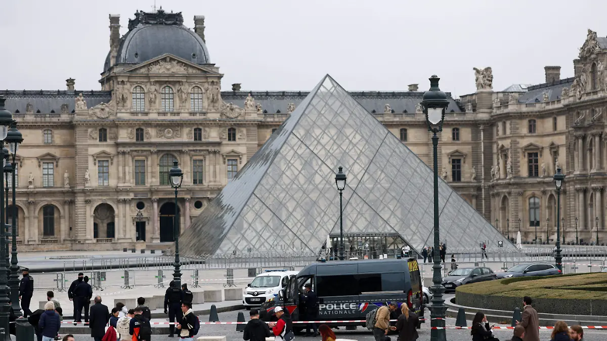 2025-10-19T101346Z_1352232623_RC2YEHAD9NOM_RTRMADP_3_FRANCE-CRIME-LOUVRE