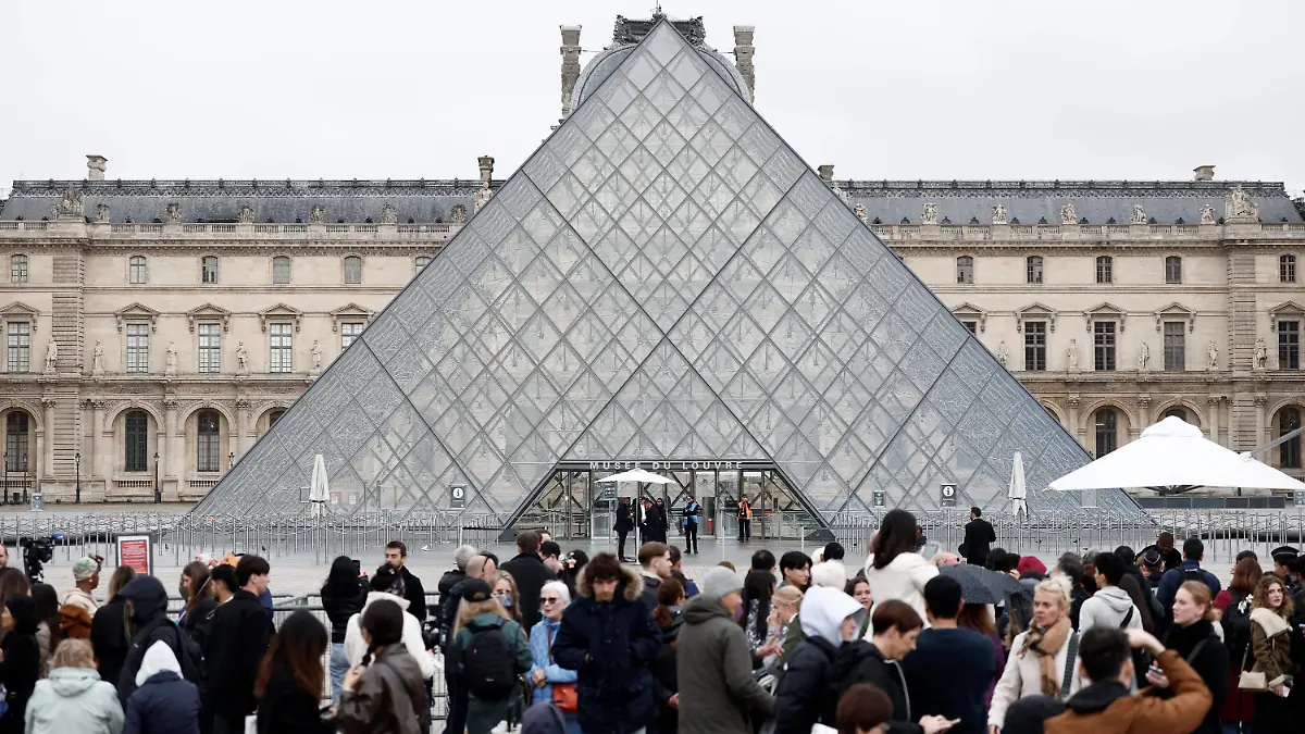 2025-10-20T085329Z_1609955547_RC2KFHA31VLZ_RTRMADP_3_FRANCE-CRIME-LOUVRE