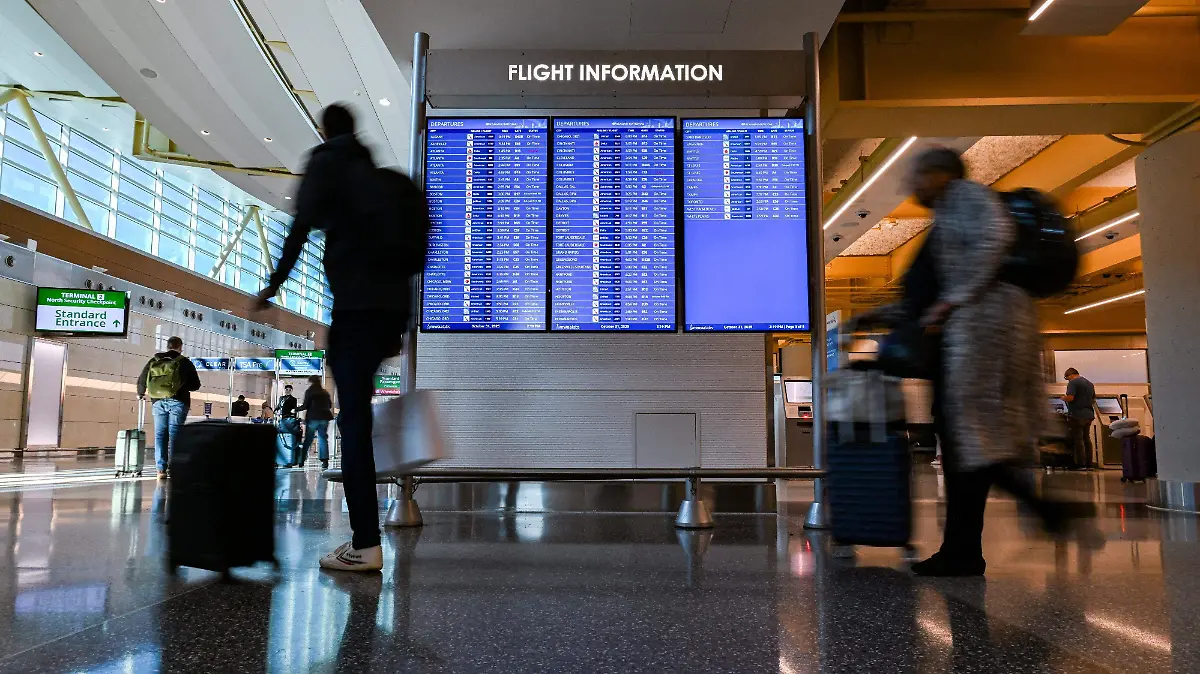 2025-10-31T203305Z_1327647777_RC26NHAVCFKD_RTRMADP_3_USA-SHUTDOWN