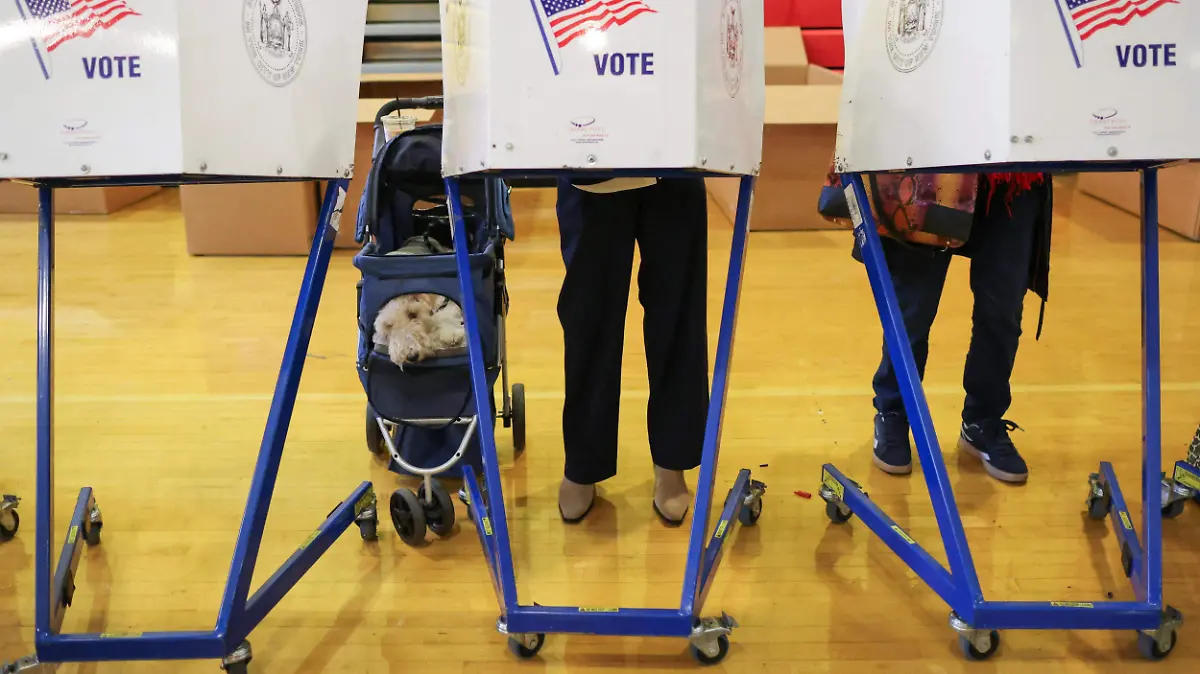 2025-11-04T162011Z_1267758158_RC2PPHAOAYV1_RTRMADP_3_USA-ELECTION-NEW-YORK-MAYOR