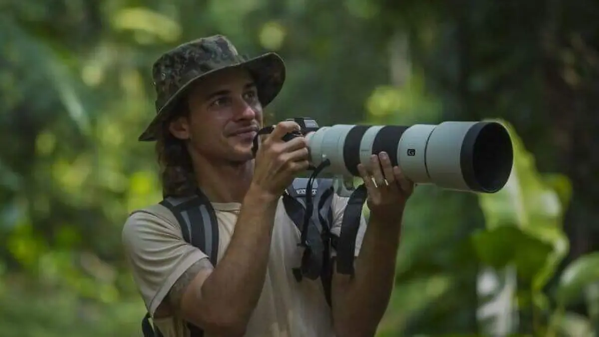 Sebastián Navajas realizando lo que más le gusta- la fotografía en pleno campo
