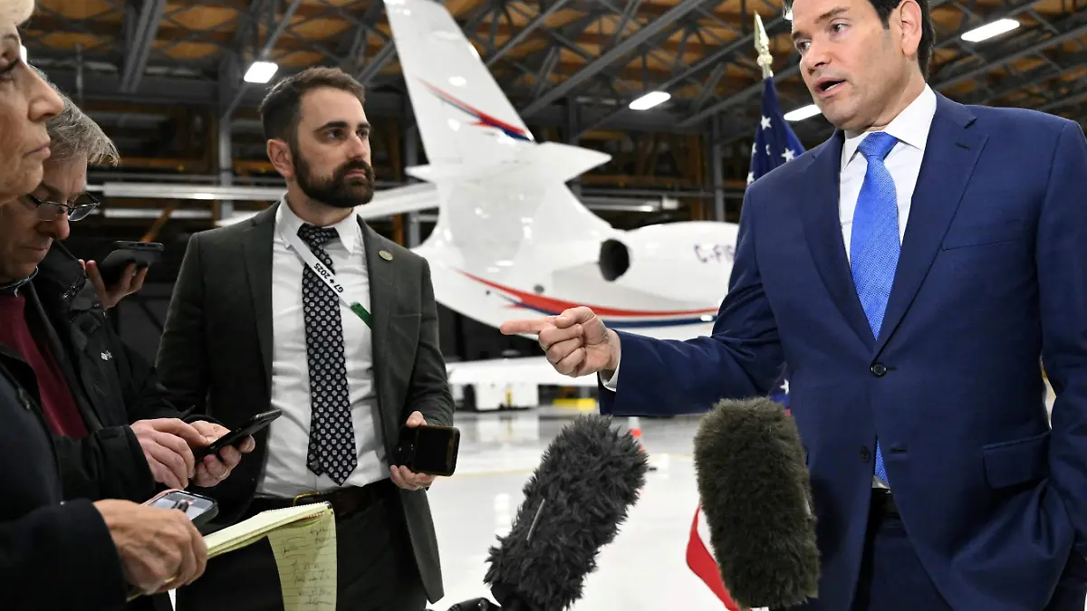 2025-11-12T215349Z_913061349_RC29VHALR7YE_RTRMADP_3_CANADA-G7