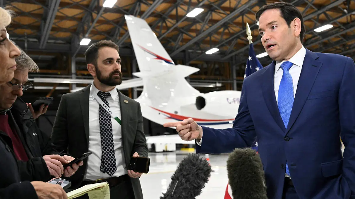 2025-11-12T215349Z_913061349_RC29VHALR7YE_RTRMADP_3_CANADA-G7