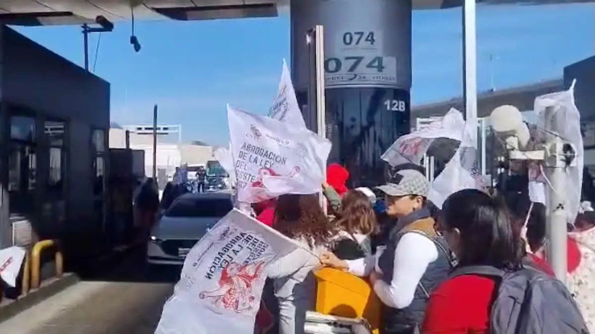 CNTE libera caseta México-Cuernavaca