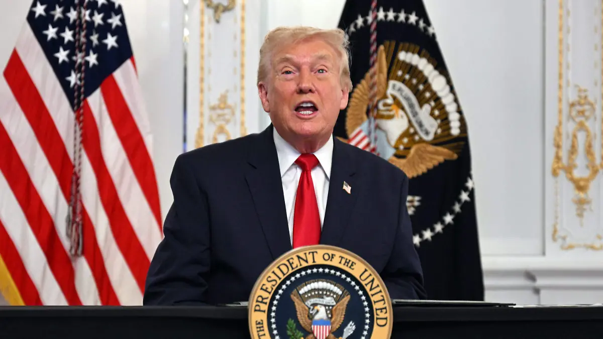 AFP__20251128__86EZ9GF__v1__HighRes__DonaldTrumpParticipatesInACallWithServiceMember