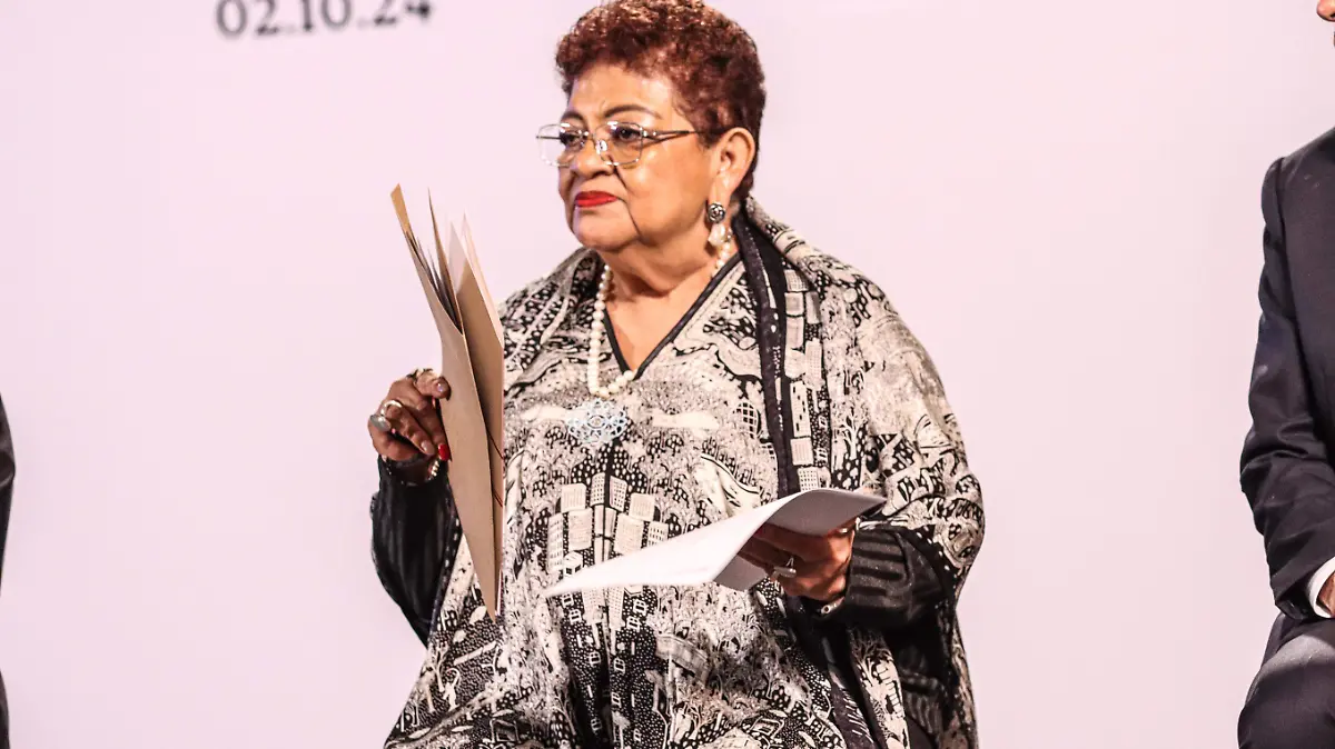 Ernestina Godoy Recibe pendientes en la FGR Fiscal