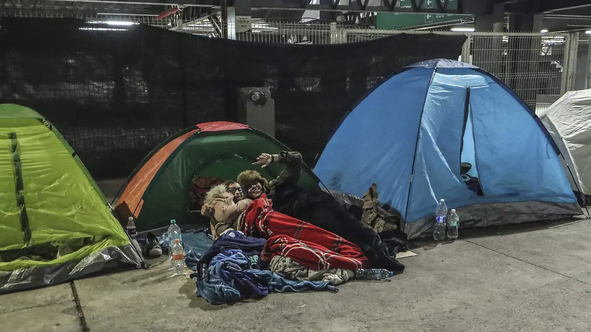 Fans de Bad Bunny esperan el concierto del año