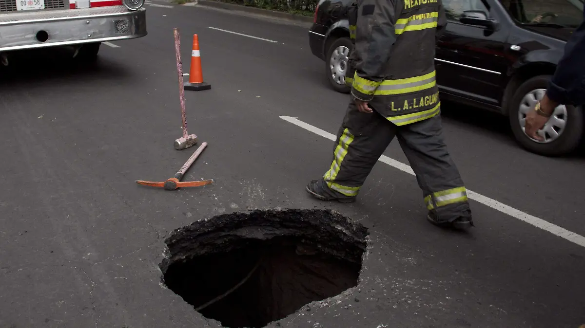 366902_Avenida Medellin Socavones_impreso