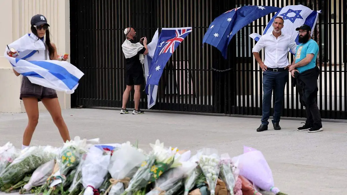 AFP__20251215__884X7H8__v1__MidRes__MassShootingAtJewishFestivalOnAustraliaSBondiBea