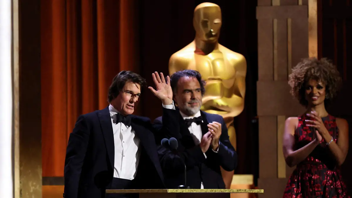 2025-11-17T052106Z_536935234_RC25YHAURS6Z_RTRMADP_3_AWARDS-GOVERNORS