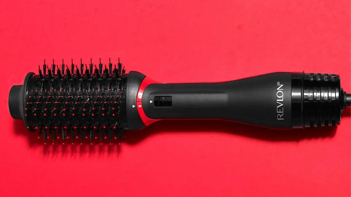 El cepillo secador ovalado (ej. One Step Volumizer Plus) es una herramienta que combina el cepillado y el secado, diseñado para crear volumen y ondas en las puntas en un solo paso.