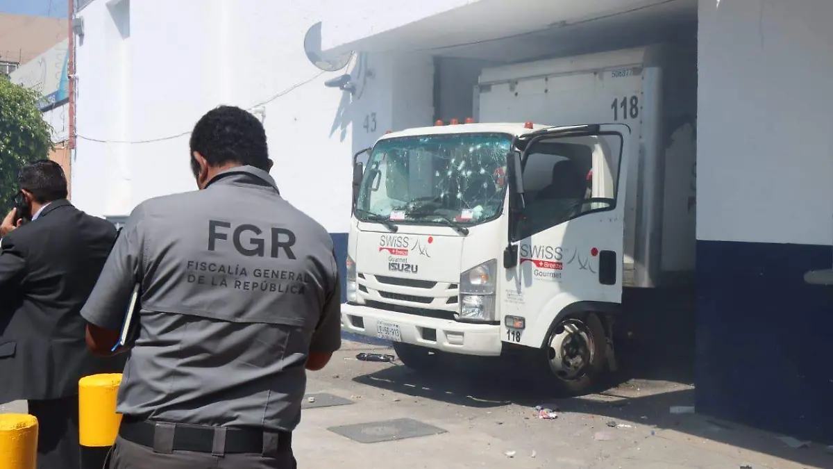 Aspectos de la manifestación de padres y normalistas de Ayotzinapa frente a la casa de arraigo de la FGR. FOTO SERGIO VÁZQUEZ LA PRENSA (6)