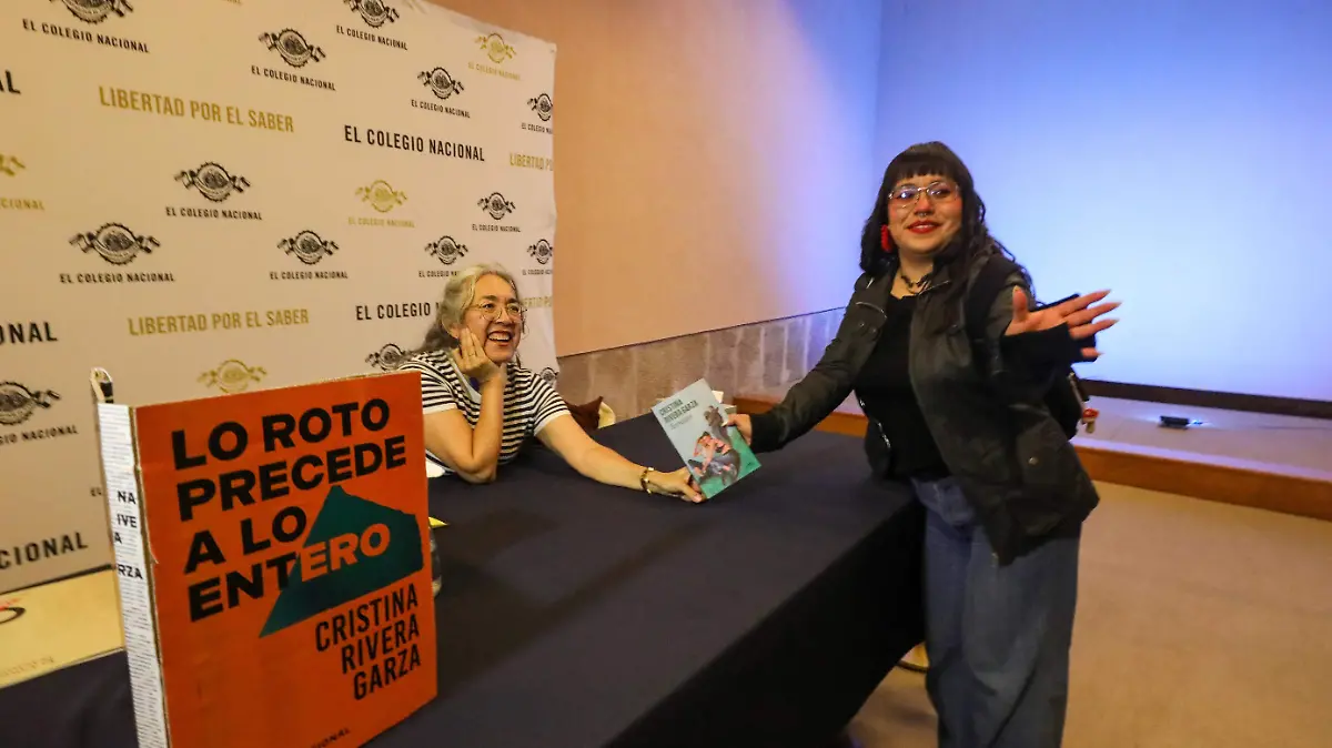 FIRMA DE LIBROS DE CRISTINA RIVERA GARZA