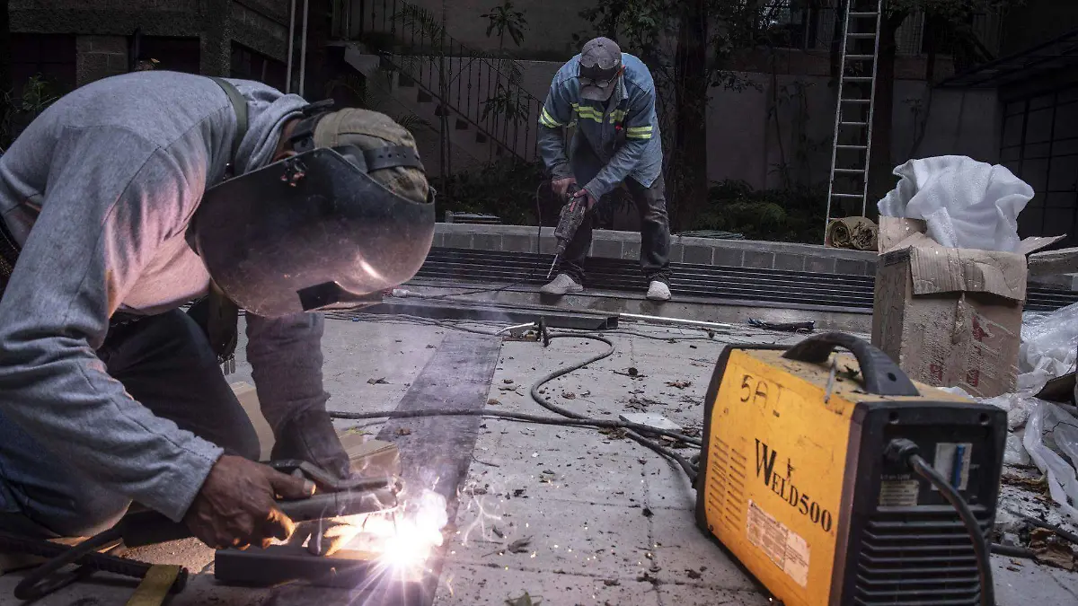 1041570_Albañiles trabajan en obra_web