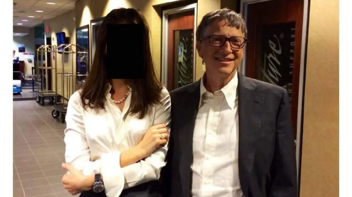 Bill Gates junto a una mujer no identificada