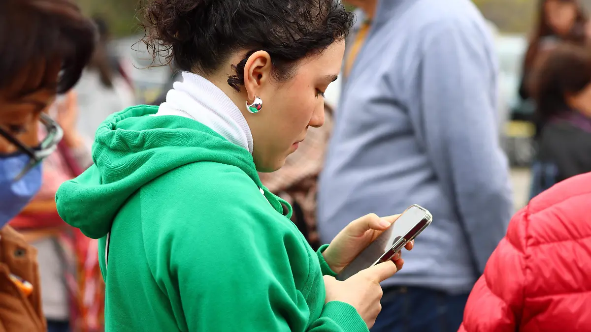 Personas con Celulares Texteando LOVERA-15