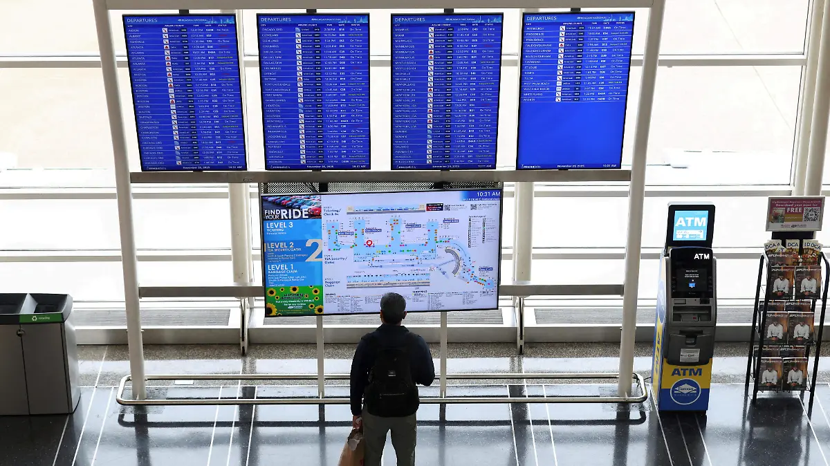 2025-12-15T155529Z_285037627_RC2R3IA27XC8_RTRMADP_3_USA-TRAVEL